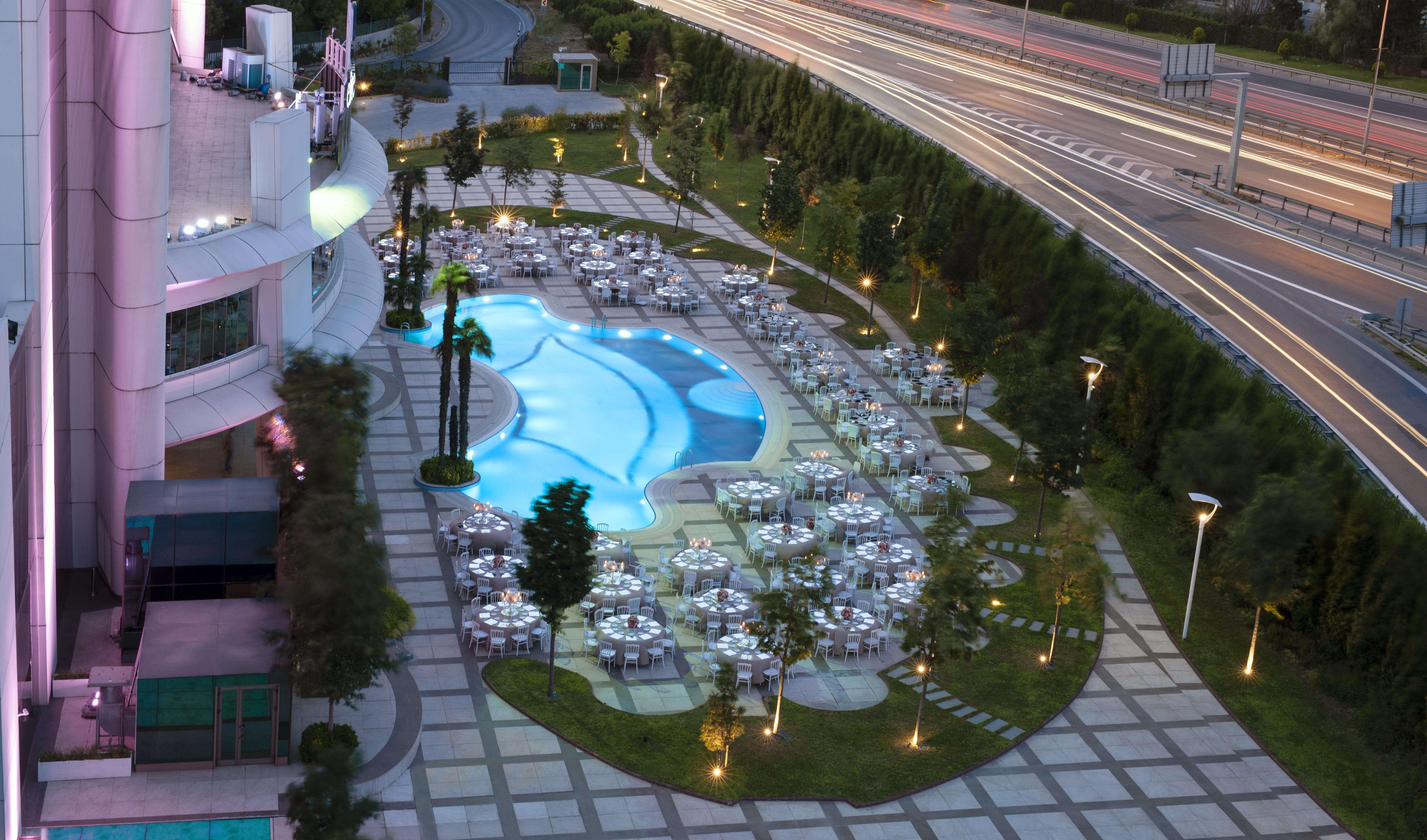 Отель Elite World Grand Istanbul Basin Ekspres Экстерьер фото The pool at the hotel