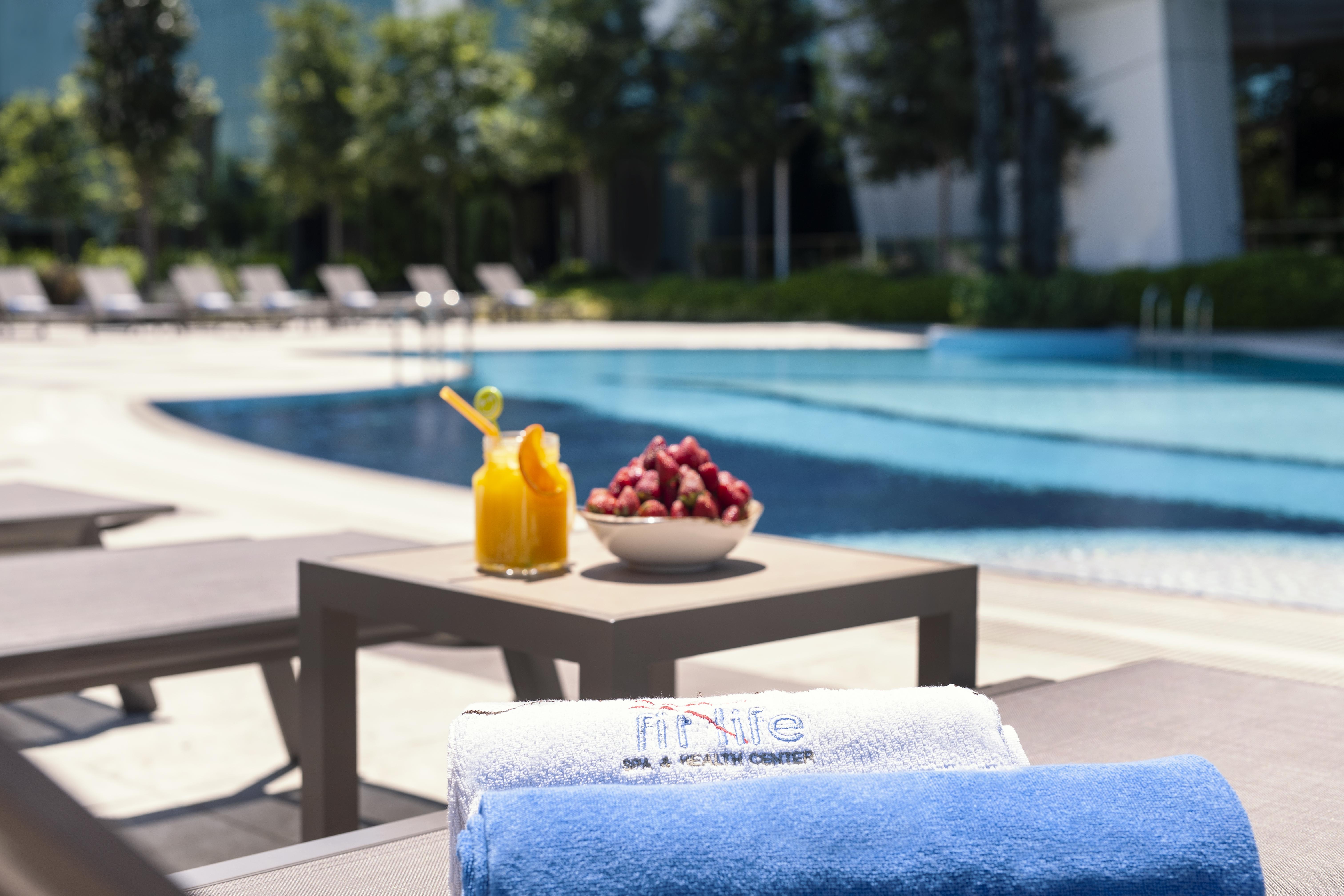 Отель Elite World Grand Istanbul Basin Ekspres Экстерьер фото Pool at the hotel