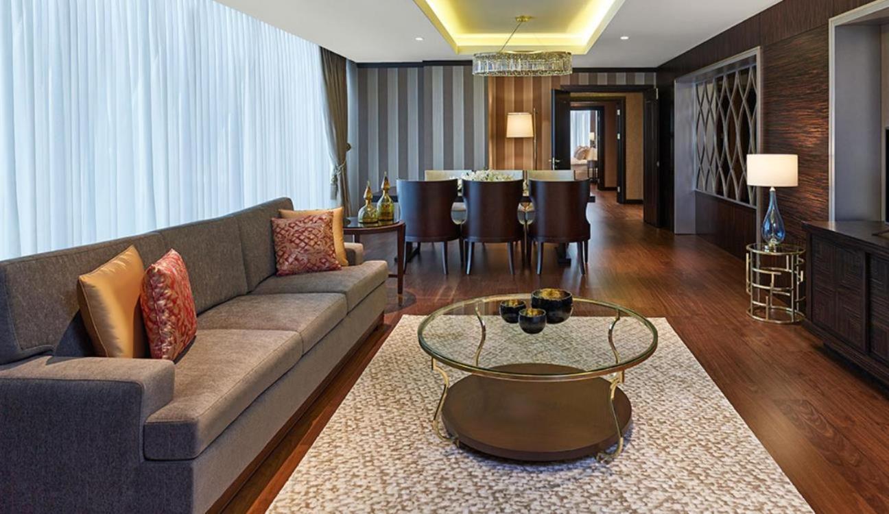 Отель Elite World Grand Istanbul Basin Ekspres Экстерьер фото A living room in a suite at the Ritz-Carlton, Istanbul