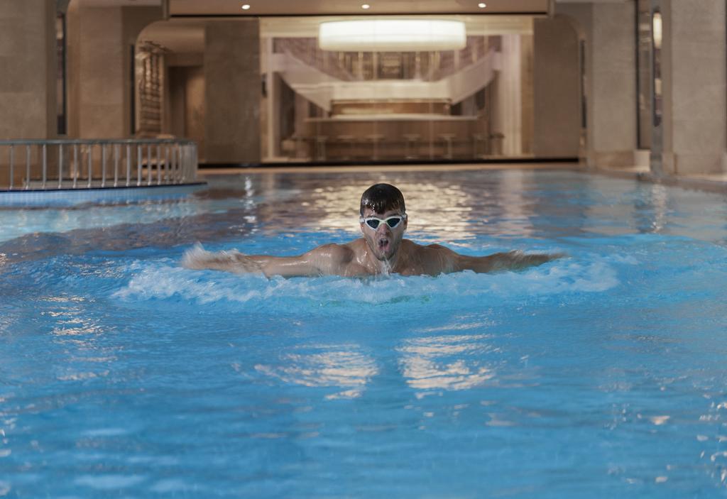 Отель Elite World Grand Istanbul Basin Ekspres Экстерьер фото Swimming pool